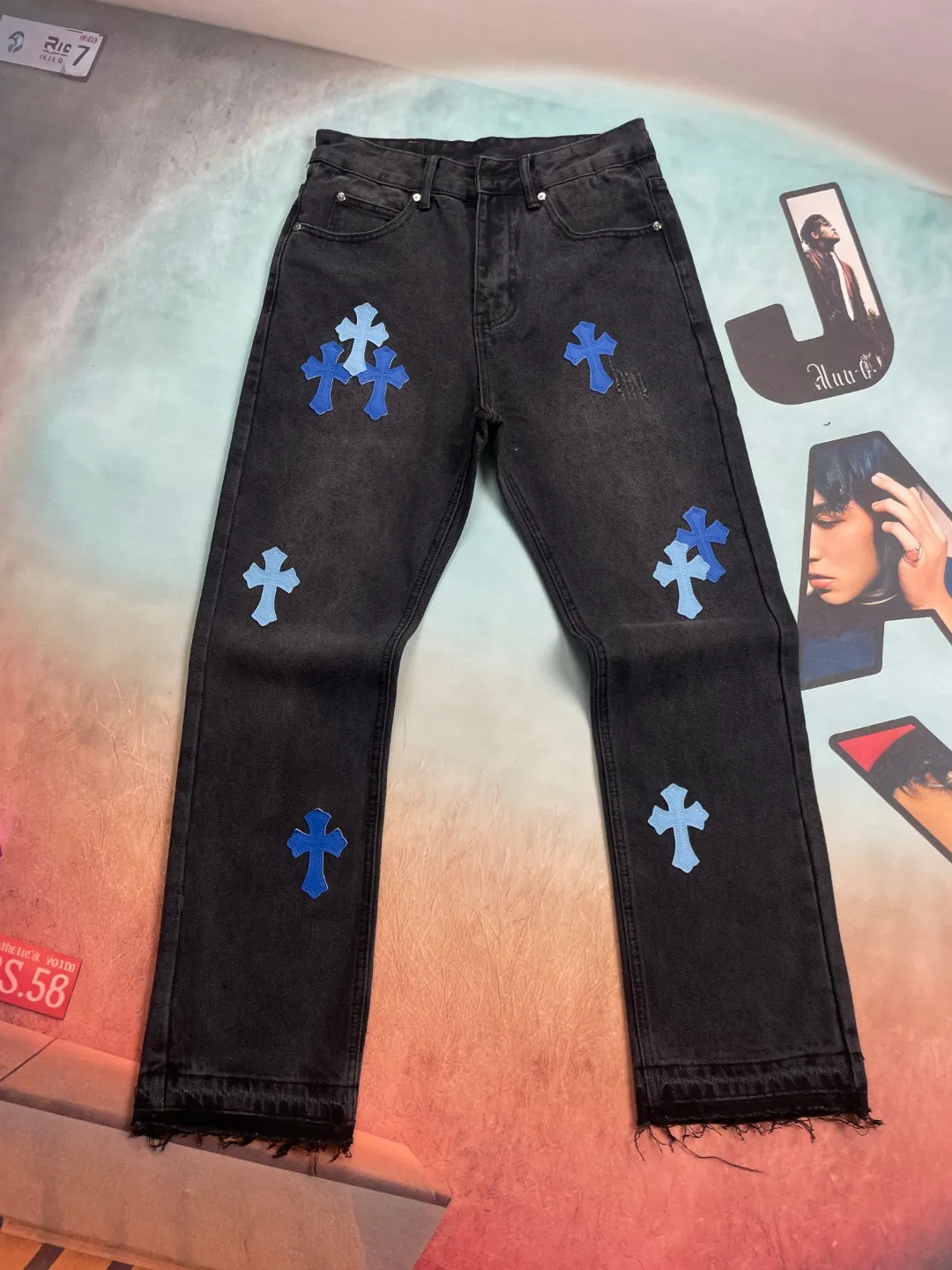 🅿️240 🔘Style No.-KL155 🔘Cro Heart𝐂𝐡𝐫𝐨𝐦𝐞 𝐇𝐞𝐚𝐫𝐭 Classic CH Black and Blue Cross Patch Leather Jeans* These Croix Heart Jeans are unique. High-quality denim fabrics are carefully selected and subjected to a special washing process to present retro color and texture, giving it a full texture. The iconic blue cross patch is made of fine cutting technology and carefully sewn on the trousers, making it strong and beautiful. The raw edges of the trousers are carefully distressed by hand, giving them a casual and uninhibited style. When paired with it, it can be paired with a simple solid-color sweatshirt and sneakers to create a casual street style; paired with a black motorcycle jacket and Martin boots to show a cool and punk style; combined with a slim shirt and leather shoes, it can create a yuppie gentleman look and can be easily adapted to various occasions.  Size: S M L XL (28.30.32.34) Color: Black